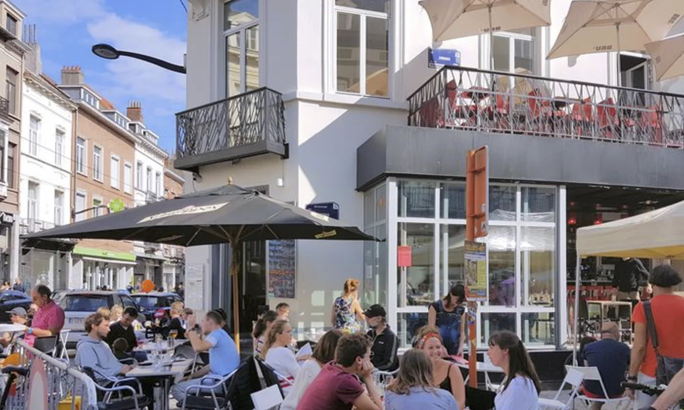 Terrasse et façade du ROXI, bar à cocktails et restaurant rue du Bailli au Châtelain, Ixelles (Bruxelles)