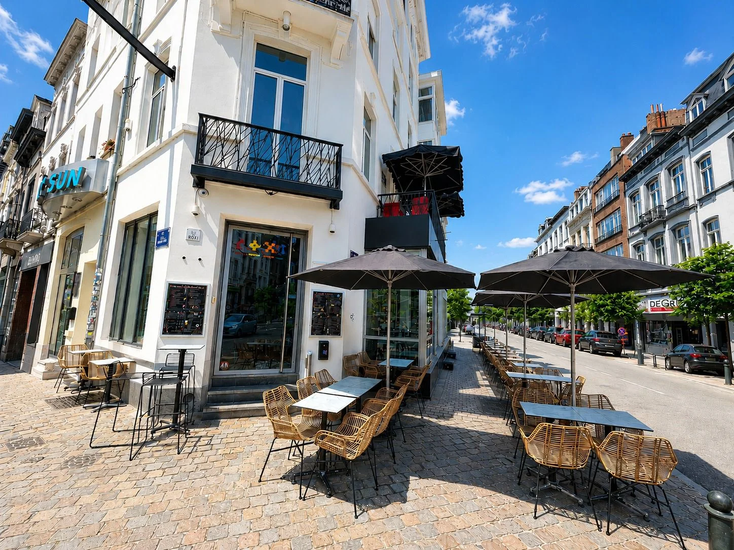 Étage privatisable du ROXI : salle avec tables en bois, mezzanine et comptoir bar